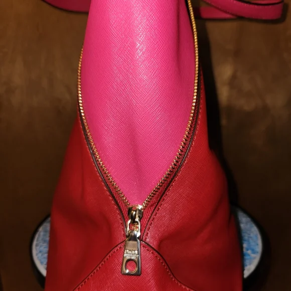 DKNY Magenta Saffiano Leather Large Side Zipper Tote and matching wallet - Picture 3 of 12